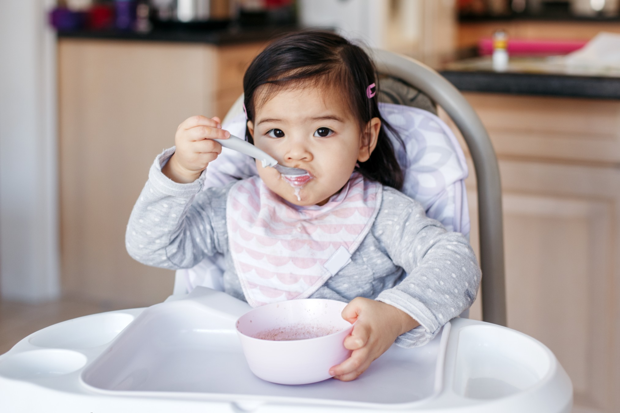 La diversification alimentaire débute entre 4 et 6 mois, avec l’accord du pédiatre