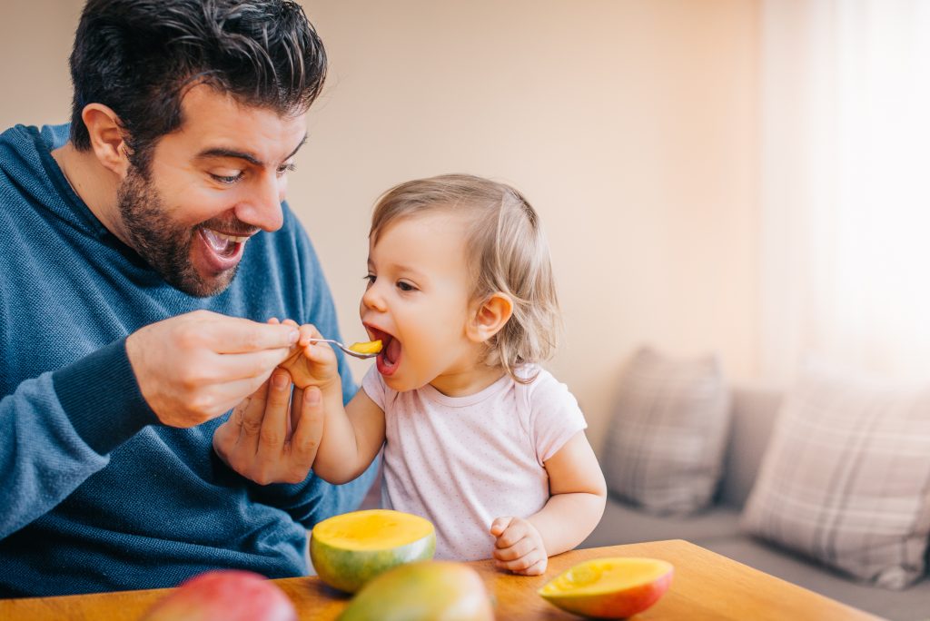 N’hésitez pas à tester de nouvelles saveurs pendant la diversification alimentaire, sans restriction, y compris les saveurs que vous n'aimez pas.