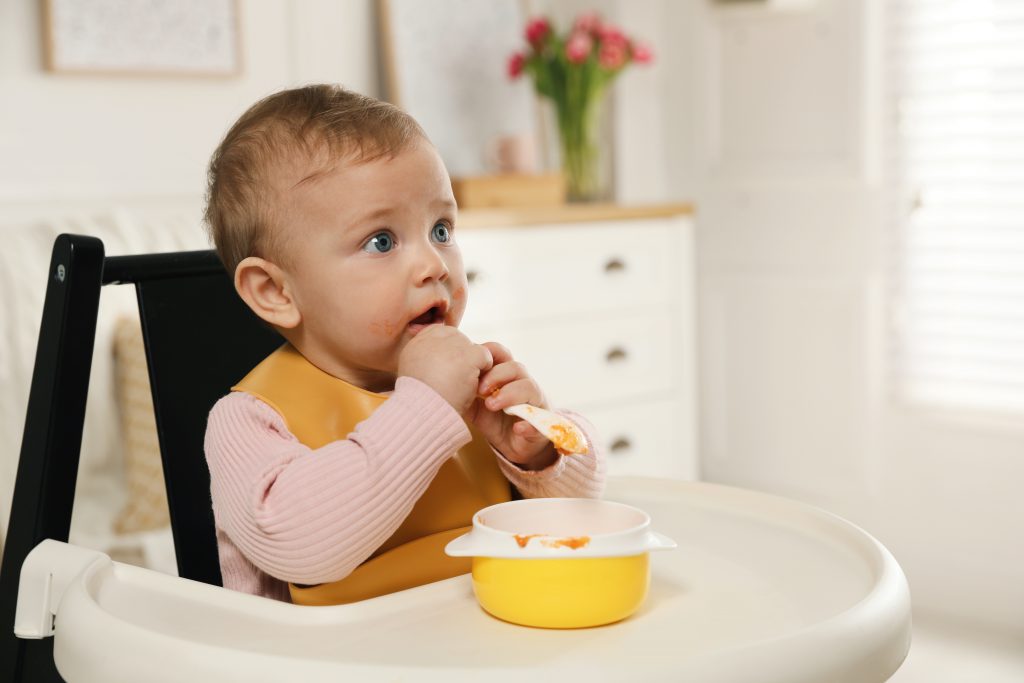 Bébé découvrez les goûts et les textures en mangeant seul